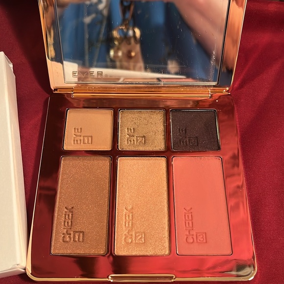 Ever Cheek & Eye -Pallette “Out the Door” - Picture 2 of 9